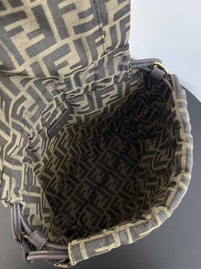 フェンディバッグ角部分ディテール